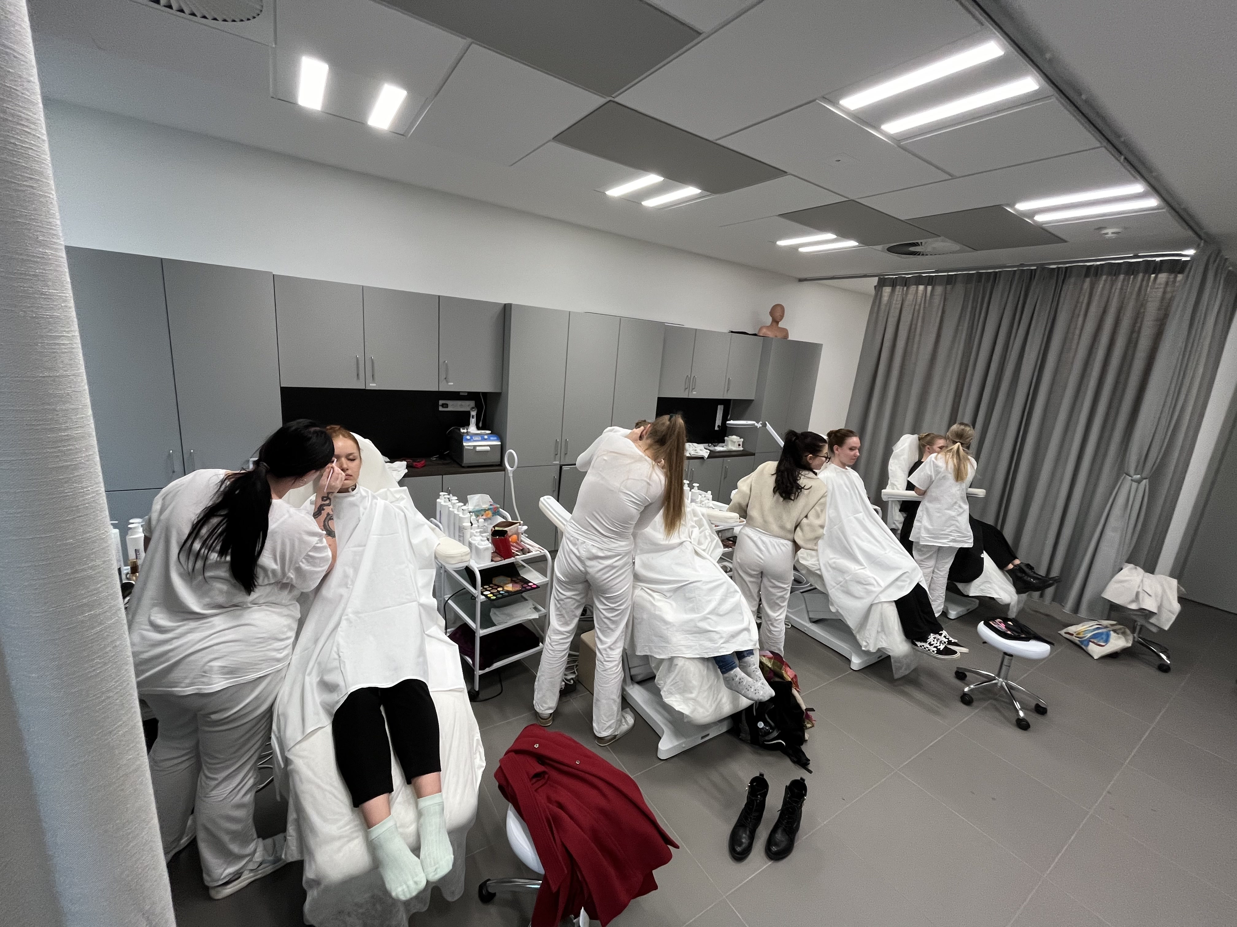Tanečnice dostávájí make-up od budoucích vizážistek