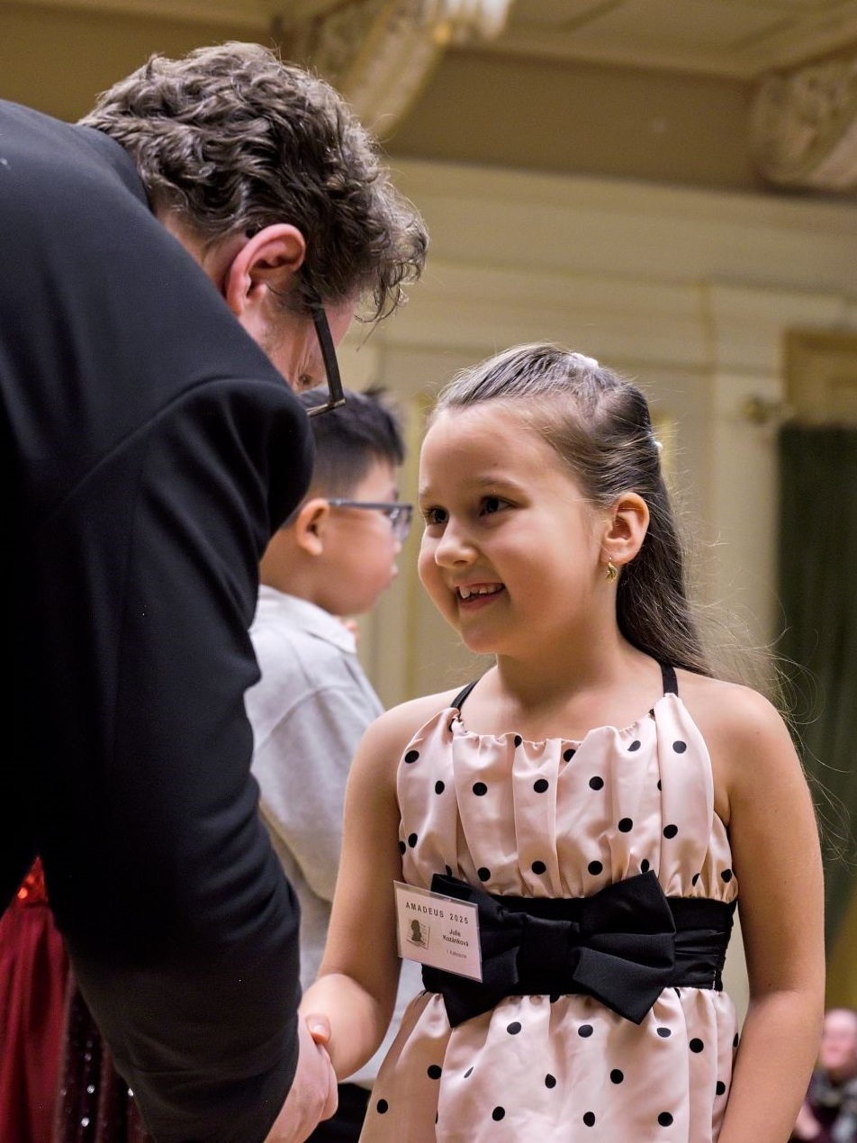 Julie Kozánková hraje na klavír 2 roky, soutěžila v 1. kategorii