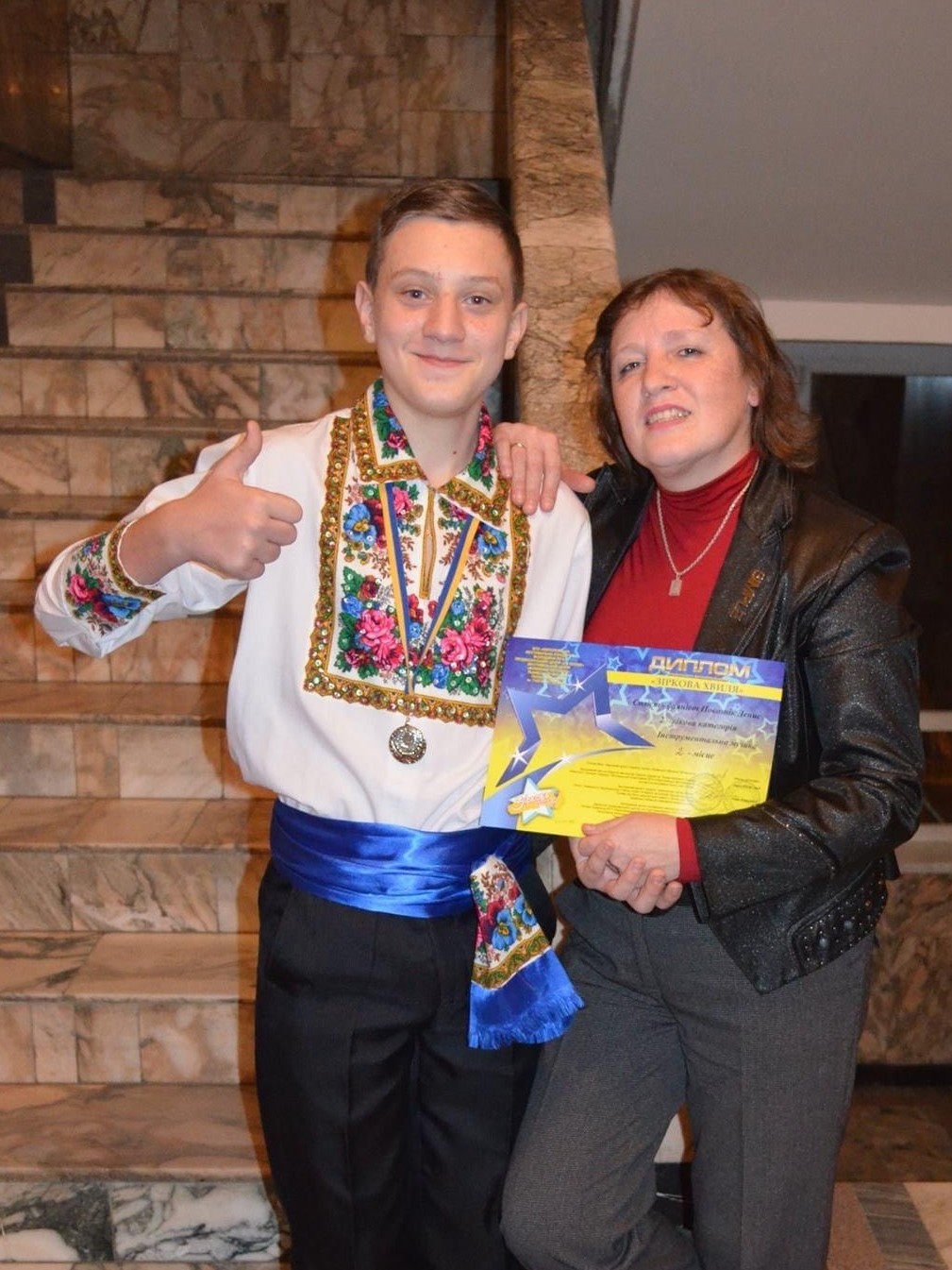 Chlapec v ukrajinske krojove kosili se svoji ucitelkou, prave vyhral hudebni soutez