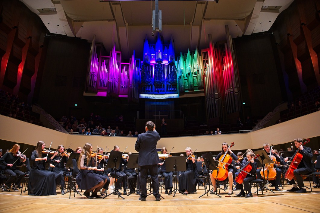 Skolni smyccovy orchestr ZUS Veveri hraje v sale Gewandhaus, Lipsko, Nemecko.