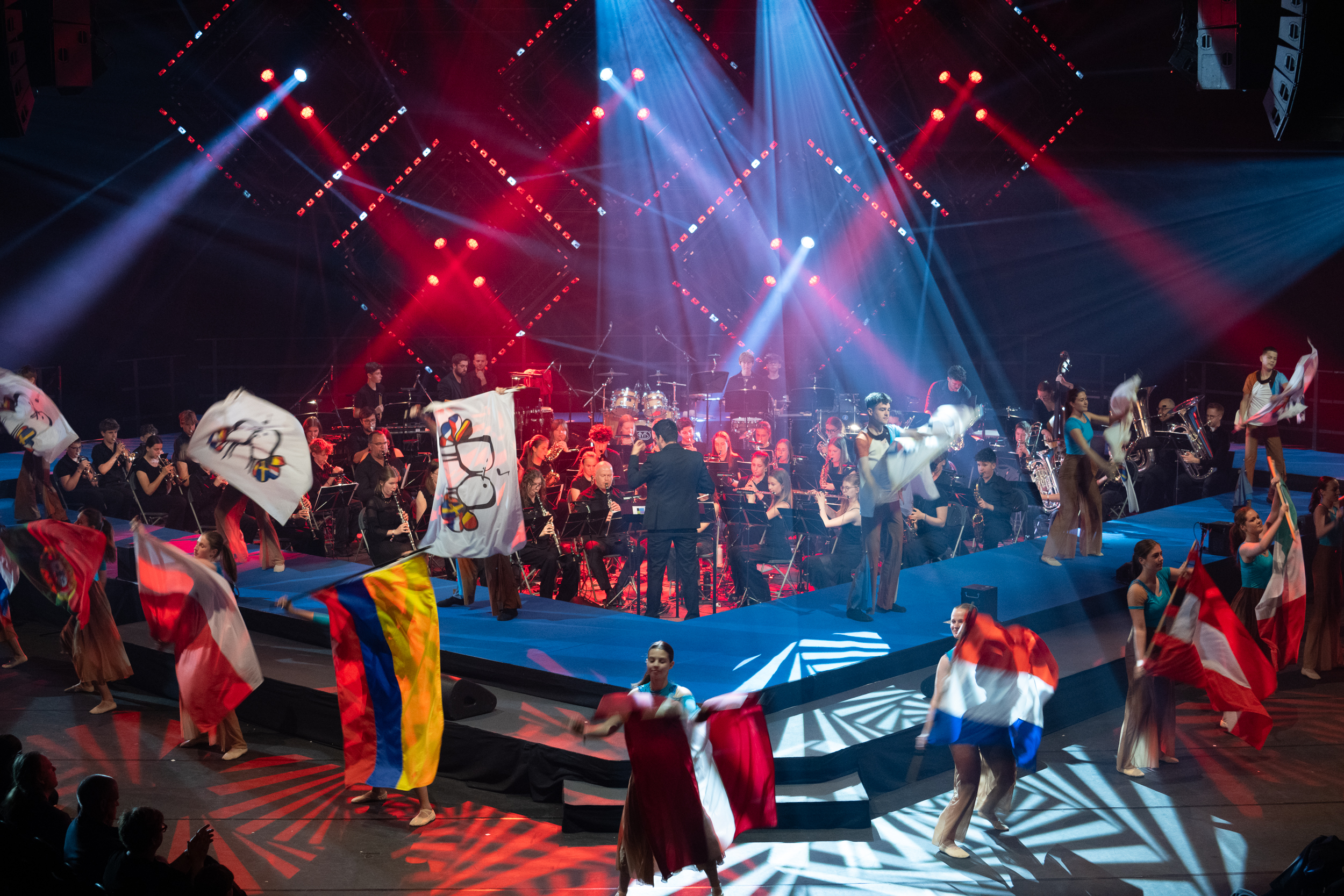 závěrečný ceremoniál barevná světla a vlajky