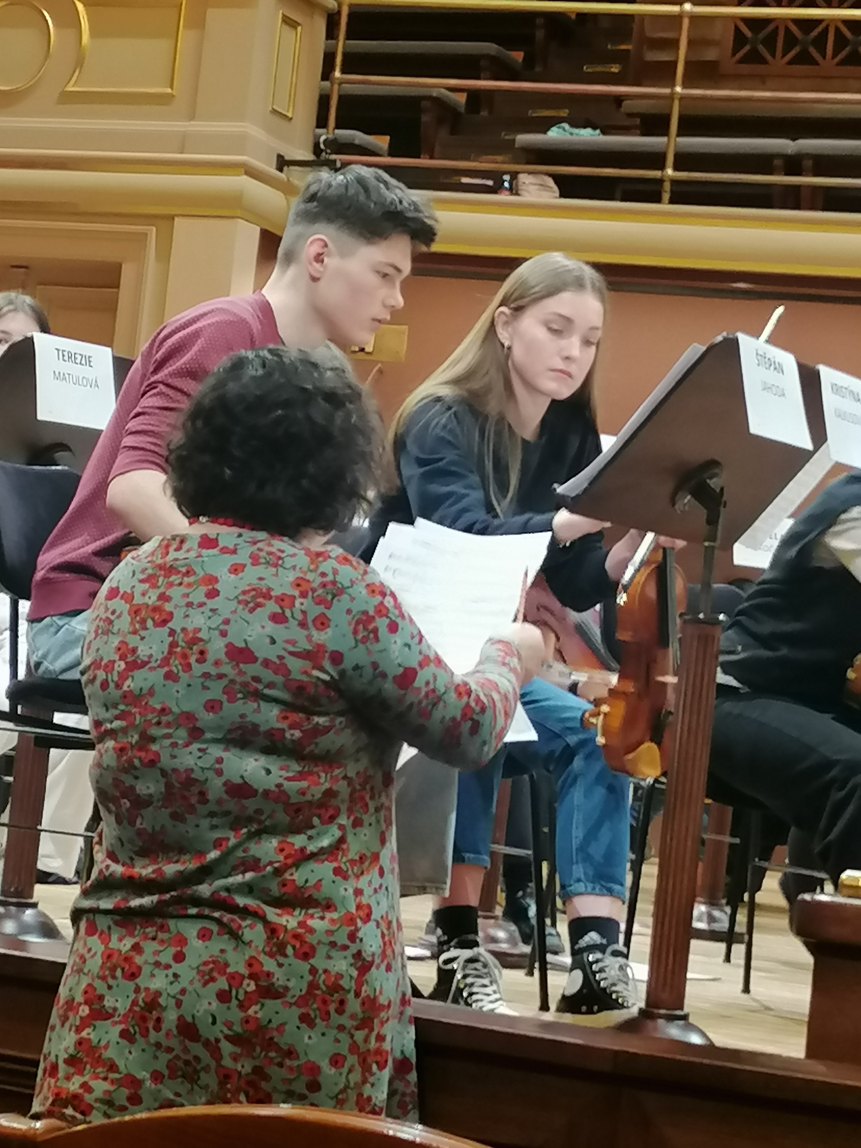Houslista Štěpán poslouchá rady od členky České filharmonie
