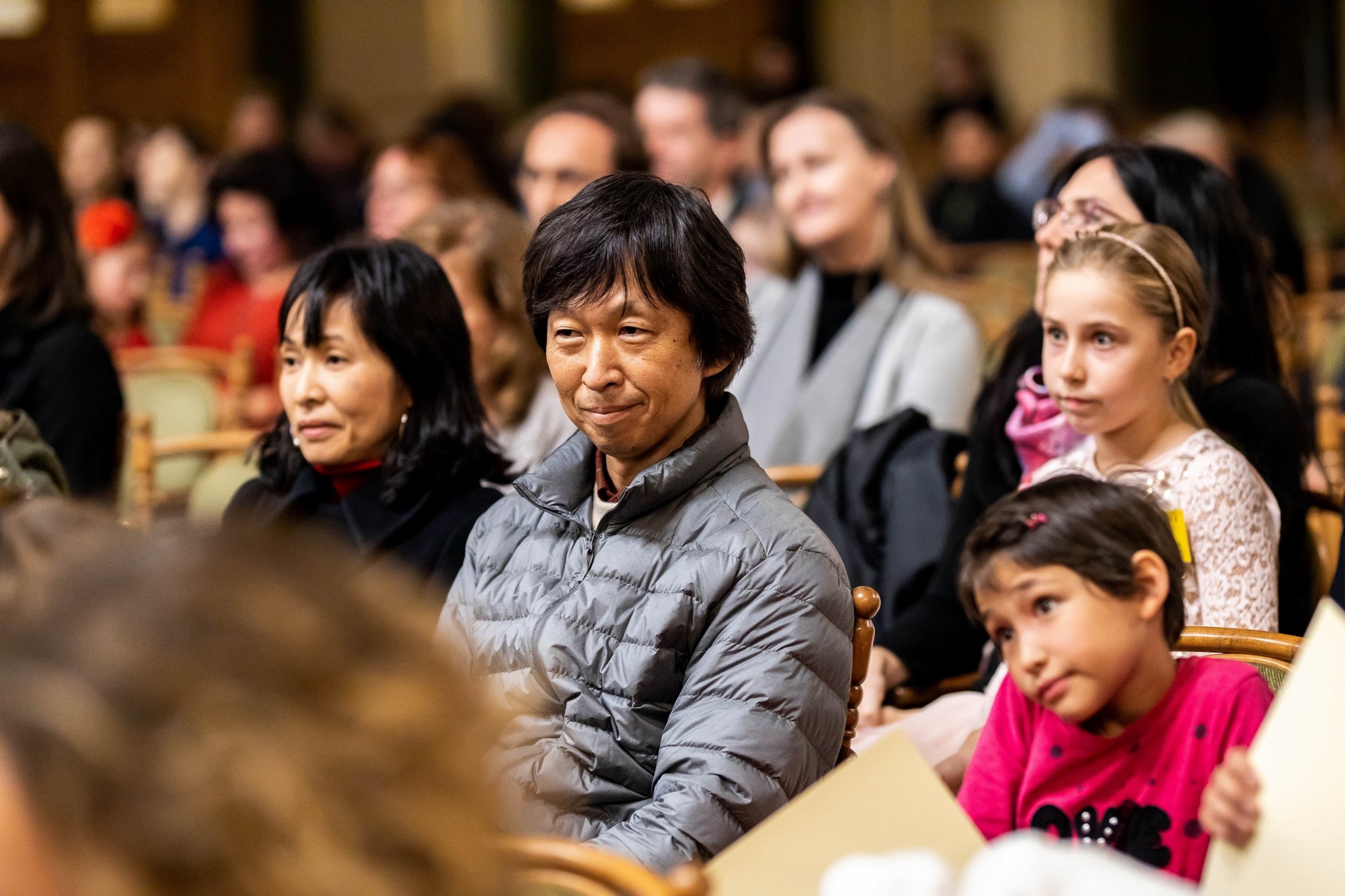 Anna Chmurova s babickou a dedeckem sleduje soutez Amadeus