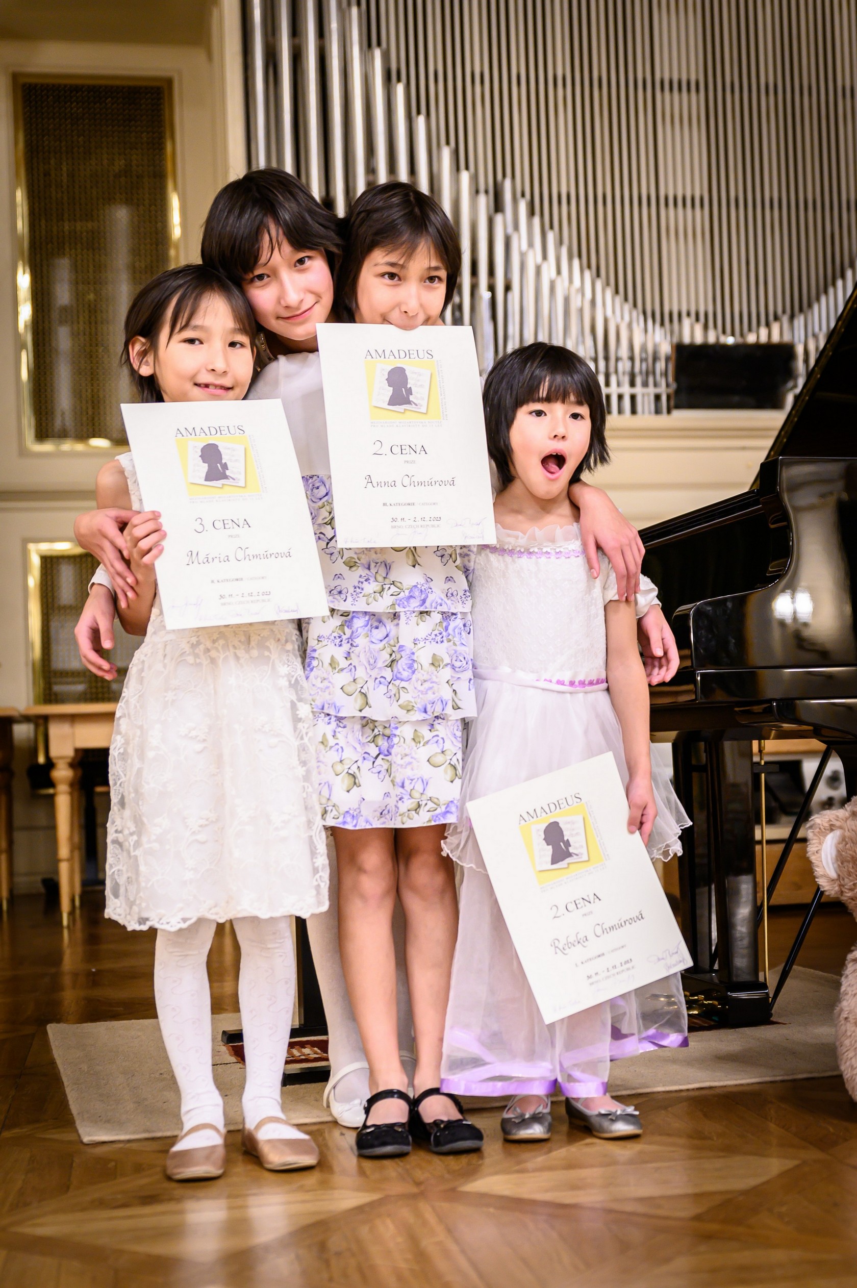 male klaviristky sestry Chmurovy s diplomy