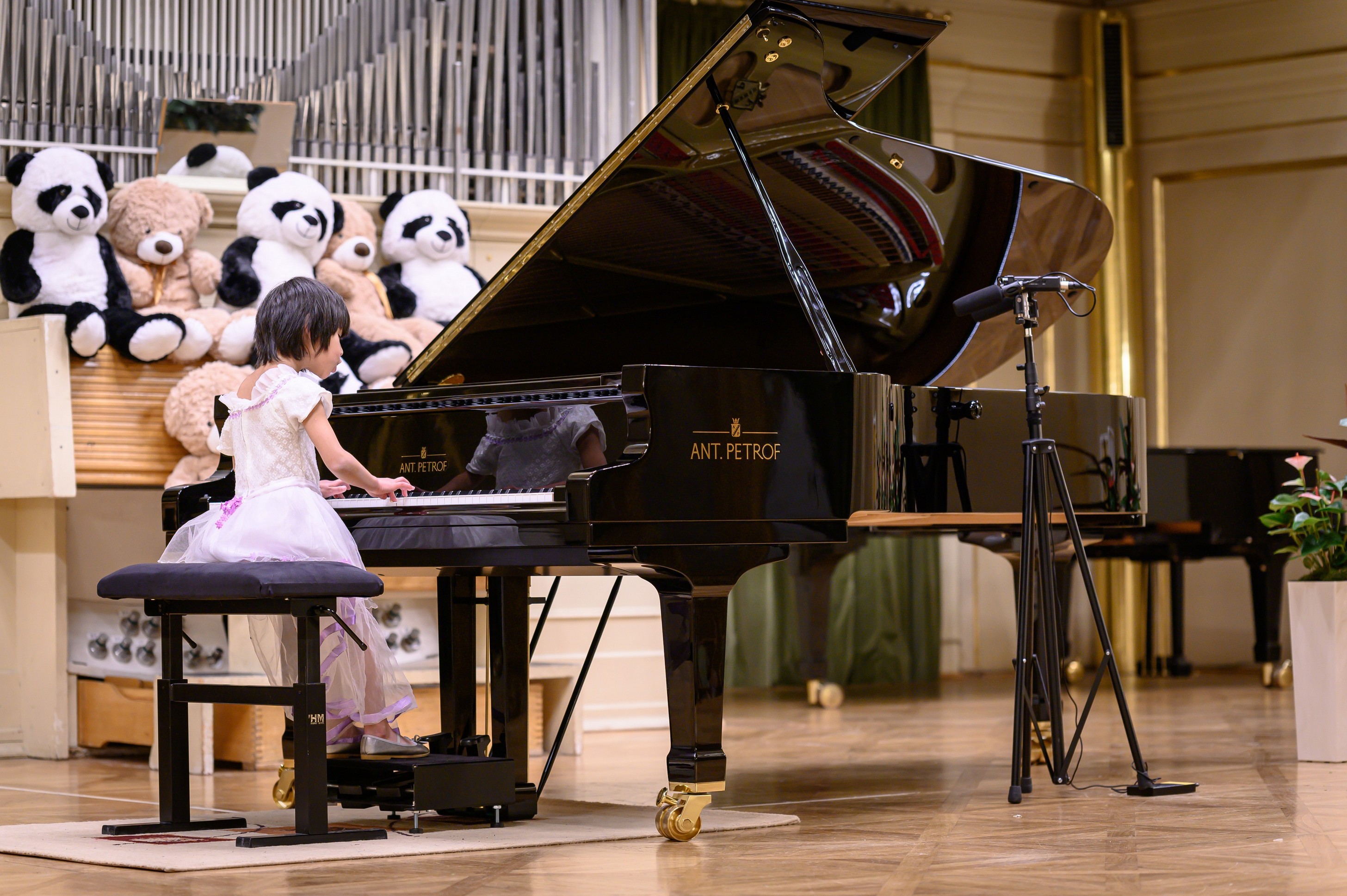 Rebeka hraje na klavir koncert laureatu